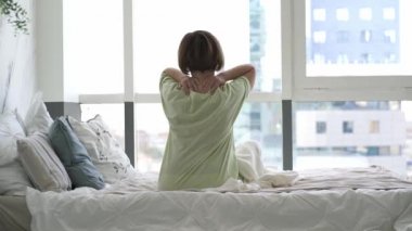 Boyun ağrısı, yatak odasında sırt ağrısı çeken kadın, sağlık sorunları konsepti.