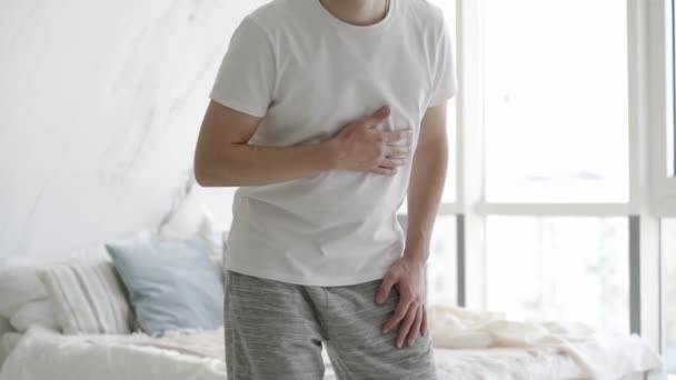 心臓発作 自宅で胸の痛みを持つ男 健康問題の概念 — ストック動画