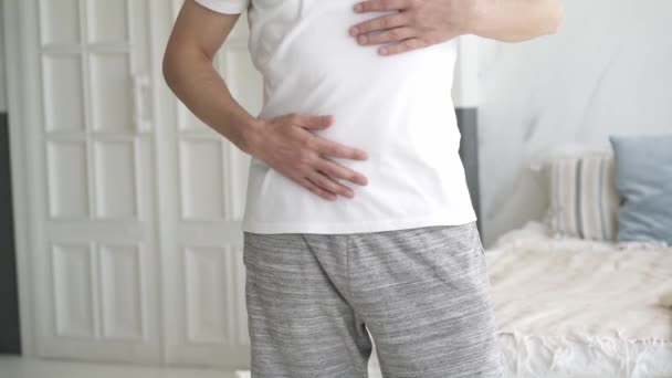 Bauchschmerzen Mann Mit Bauchschmerzen Der Hause Leidet Gesundheitliche Probleme — Stockvideo