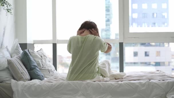 Nackenschmerzen Frau Mit Rückenschmerzen Schlafzimmer Gesundheitliche Probleme — Stockvideo