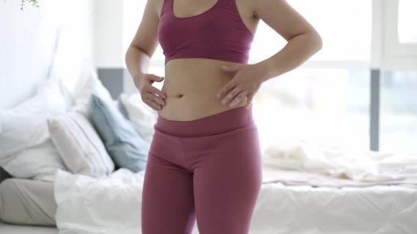 腹部按摩 腹部包扎及腹部松弛皮肤 女性进行自我按摩 整形手术的概念 — 图库视频影像
