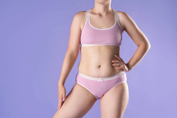 穿着粉色内裤的胖女人 紫色背景 超重的女性身体 演播室拍摄 — 图库照片