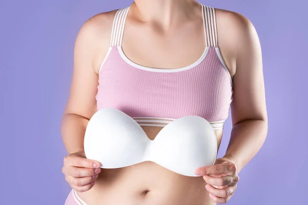 Reggiseno Push Con Inserti Donna Allenamento Top Rosa Sfondo Viola — Foto Stock