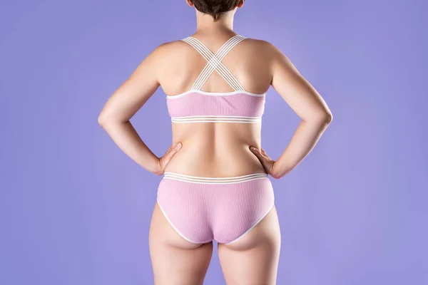 太った腰とお尻を持つ太りすぎの女性 紫の背景に肥満の女性の体 スタジオショット — ストック写真