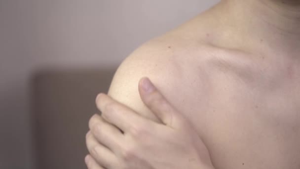 Homme Avec Douleur Épaule Maison Concept Problèmes Santé — Video