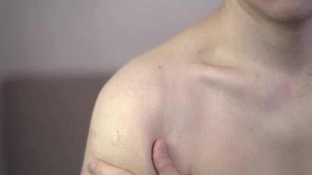 Mand Med Smerter Skulderen Derhjemme Sundhedsproblemer Koncept – Stock-video