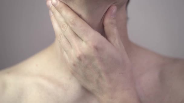 喉や咳 自宅で首に痛みを持つ男 健康上の問題の概念 — ストック動画