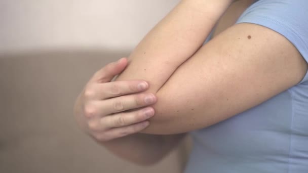 Γυναίκα Πόνο Στον Αγκώνα Στο Σπίτι Προβλήματα Υγείας Έννοια — Αρχείο Βίντεο