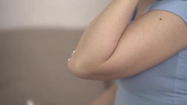 女性は彼女の肘に保湿剤を適用します ボディケアの概念 — ストック動画