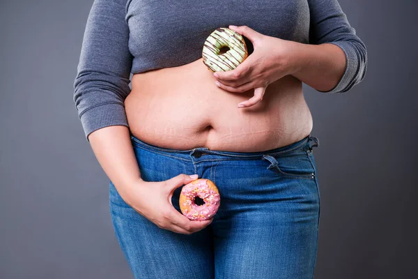 Mulher Gorda Posando Com Donuts Fundo Cinza Fast Food Conceito — Fotografia de Stock