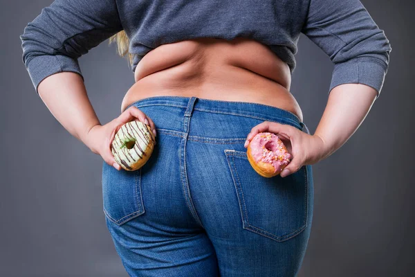 Mujer Gorda Posando Con Rosquillas Sobre Fondo Gris Comida Rápida — Foto de Stock