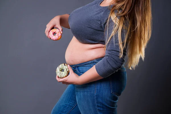 Товста Жінка Позує Пончиками Сірому Фоні Фаст Фудом Концепцією Здорового — стокове фото