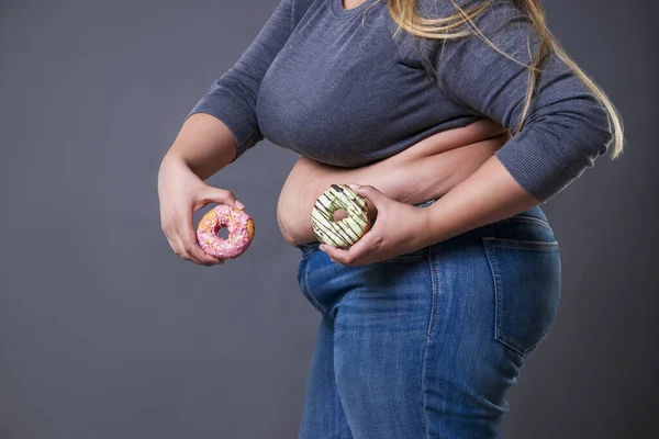 Vette Vrouw Poseren Met Donuts Een Grijze Achtergrond Fast Food — Stockfoto