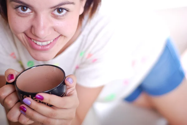 Genç bayan kahve içiyor.