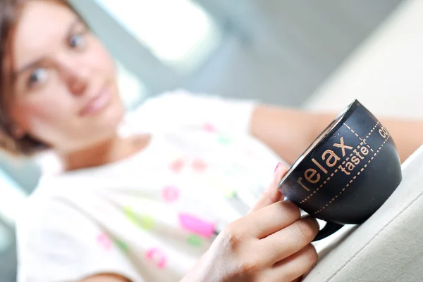 Genç bayan kahve içiyor.