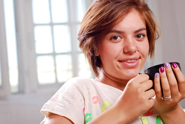 Genç bayan kahve içiyor.