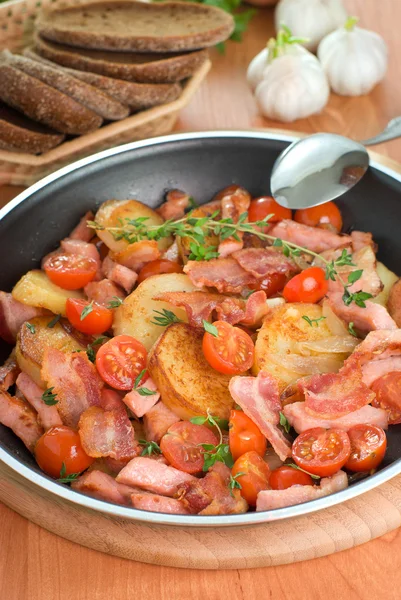 Smażone ziemniaki z mięsem i warzywami — Zdjęcie stockowe