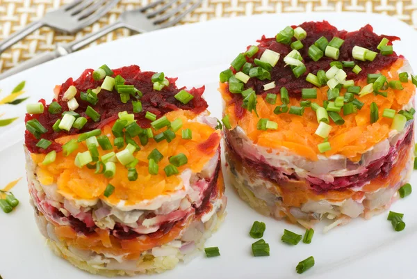 Sallad med sill och grönsaker — Stockfoto