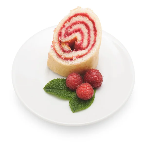 Zoete roll cake met frambozenjam en bessen, geïsoleerd op een wh — Stockfoto