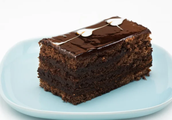 Un trozo de pastel de chocolate en un plato azul — Foto de Stock