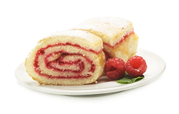 Sweet roll cake with raspberry jam and berries, isolated on a wh — Stock Photo, Image