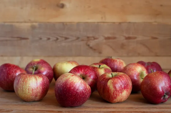 Rode appels liggen op een houten oppervlak — Stockfoto