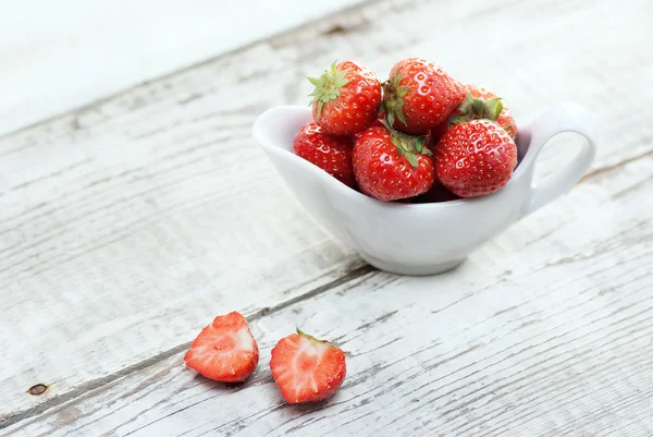 Erdbeeren auf weißem Holzhintergrund — Stockfoto