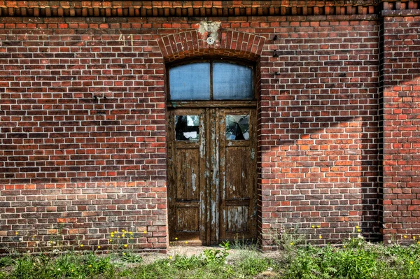 Grunge cihlová zeď & zamřížované dveře — Stock fotografie