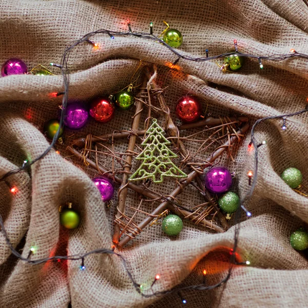 Gouden kerstballen op rustieke tafel met linnen doek — Stockfoto