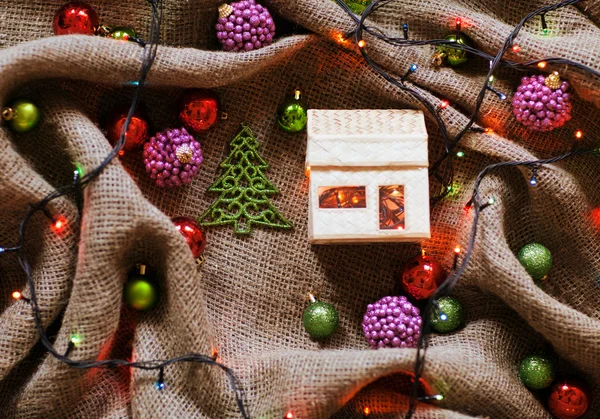 Kerstballen op rustieke tafel met linnen doek — Stockfoto