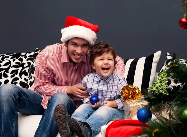 Lächelnder Vater und sein Sohn an Weihnachten — Stockfoto
