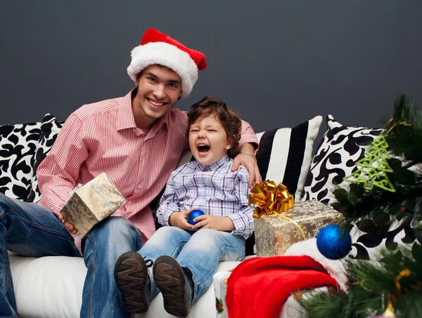 Sonriente padre y su hijo en Navidad — Foto de Stock