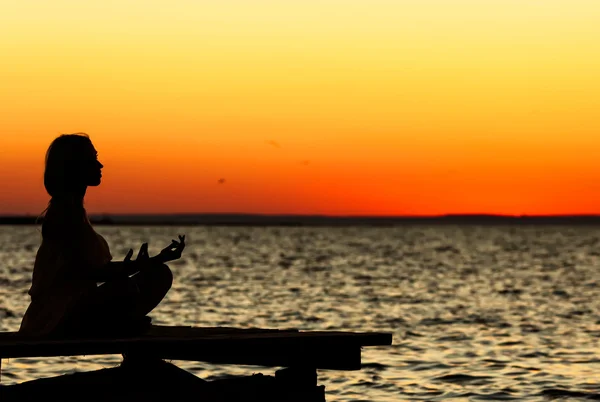 Yoga au coucher du soleil — Photo