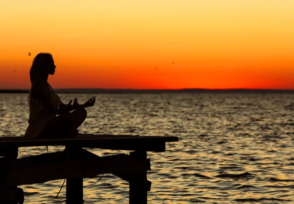 Yoga au coucher du soleil — Photo