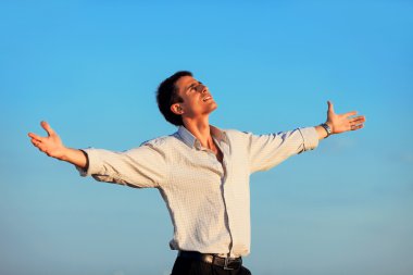 genç adam özgürlük anlayışı sahada gösterilen