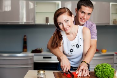yemek hazırlama modern romantik bir çift portre