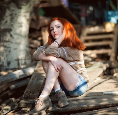 genç kadın açık havada dikey. yumuşak güneşli renkleri.