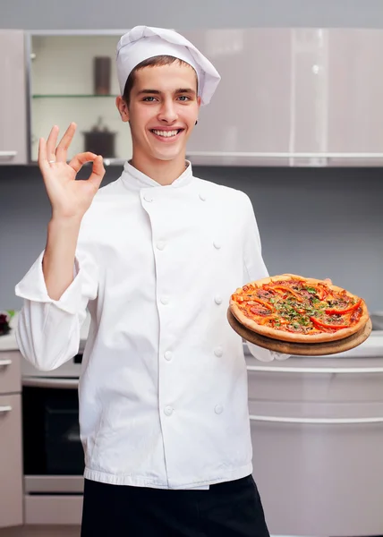 Chef-kok met pizza toont ok — Stockfoto