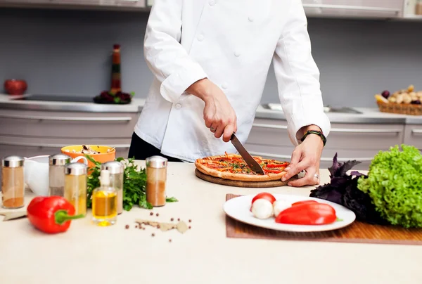 Close-up de um chef masculino se preparando — Fotografia de Stock