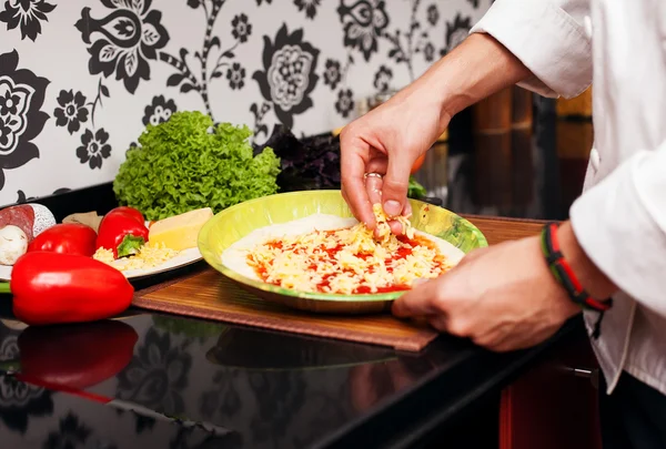 Förbereder pizzadeg — Stockfoto