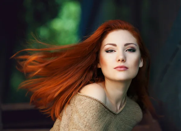 Egy gyönyörű vörös hajú lány portréja — Stock Fotó