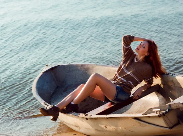Ελκυστικό κορίτσι, ταξιδεύοντας με ένα σκάφος θερινή ημέρα — Φωτογραφία Αρχείου