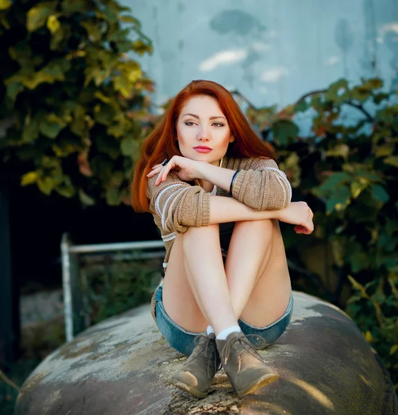 Junge Frau im Freien Porträt. weiche, sonnige Farben. — Stockfoto