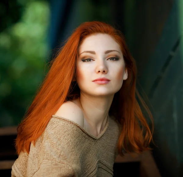 Emotivo retrato de la joven hermosa pelirroja en el parque — Foto de Stock