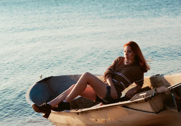 Mooie sexy vrouw in een boot — Stockfoto
