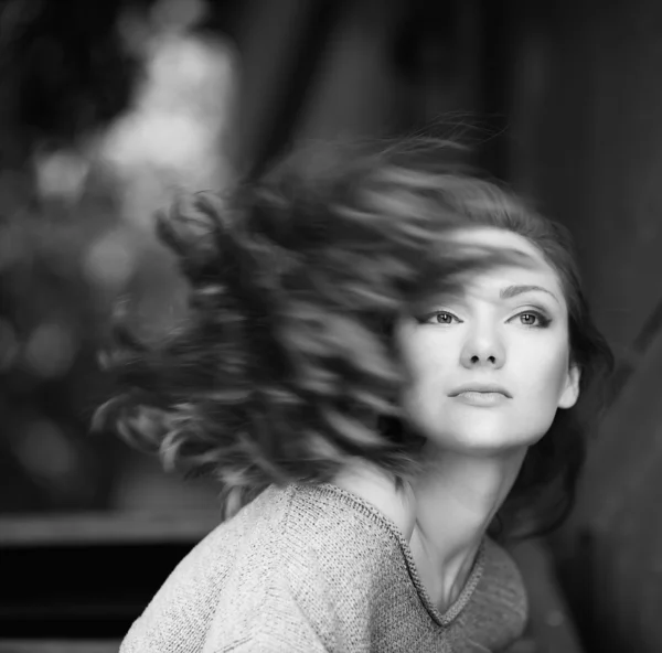 Fiatal gyönyörű vörös hajú lány a parkban érzelmi portréja — Stock Fotó