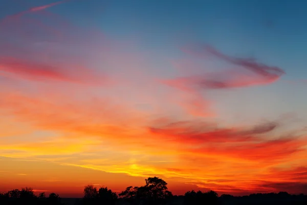 Leuchtend orange und gelbe Farben Sonnenuntergang Himmel — Stockfoto