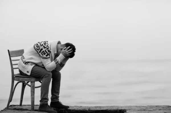 Homem jovem e bonito a pensar: — Fotografia de Stock