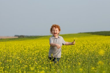 Dışarıda eğleniyor alanında bir şık bebek