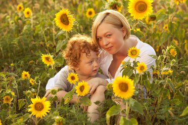 mutlu bir aile eğleniyor
